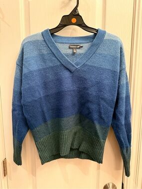 Toad&Co women's Blue and Teal Gradient V-Neck Sweater. Size Medium